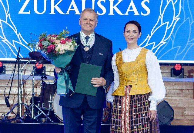 Lazdijų rajono savivaldybės Garbės piliečio regalijos įteiktos Vytautui Žukauskui