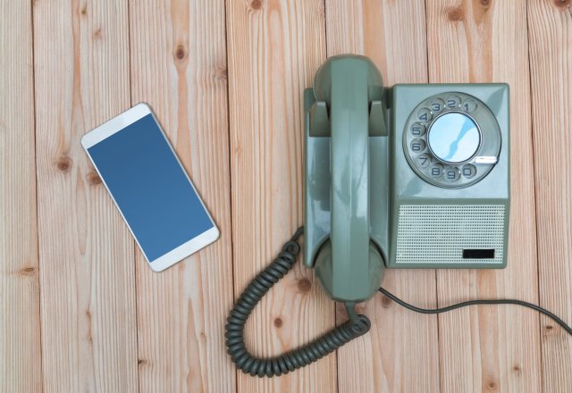 Savivaldybės administracija atsisako laidinių telefonų.