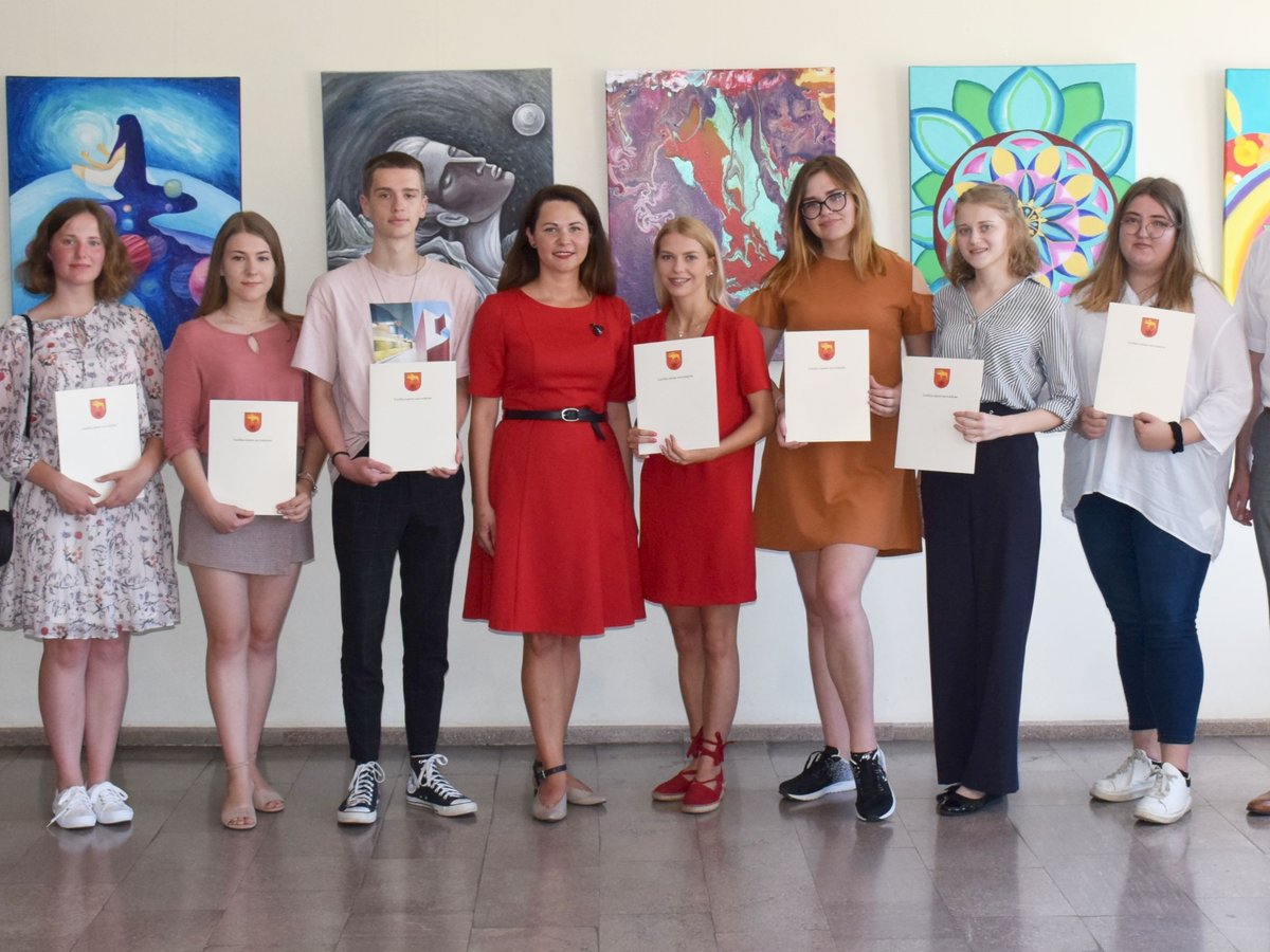 Tūkstantines premijas šimtukininkams išdalinusi A. Miškinienė: „Labai Jumis didžiuojuosi“