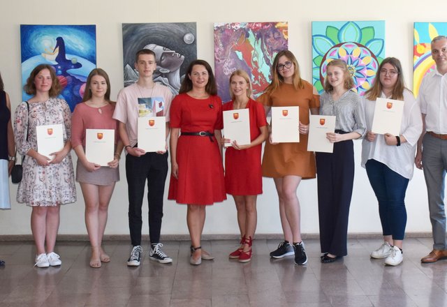 Tūkstantines premijas šimtukininkams išdalinusi A. Miškinienė: „Labai Jumis didžiuojuosi“