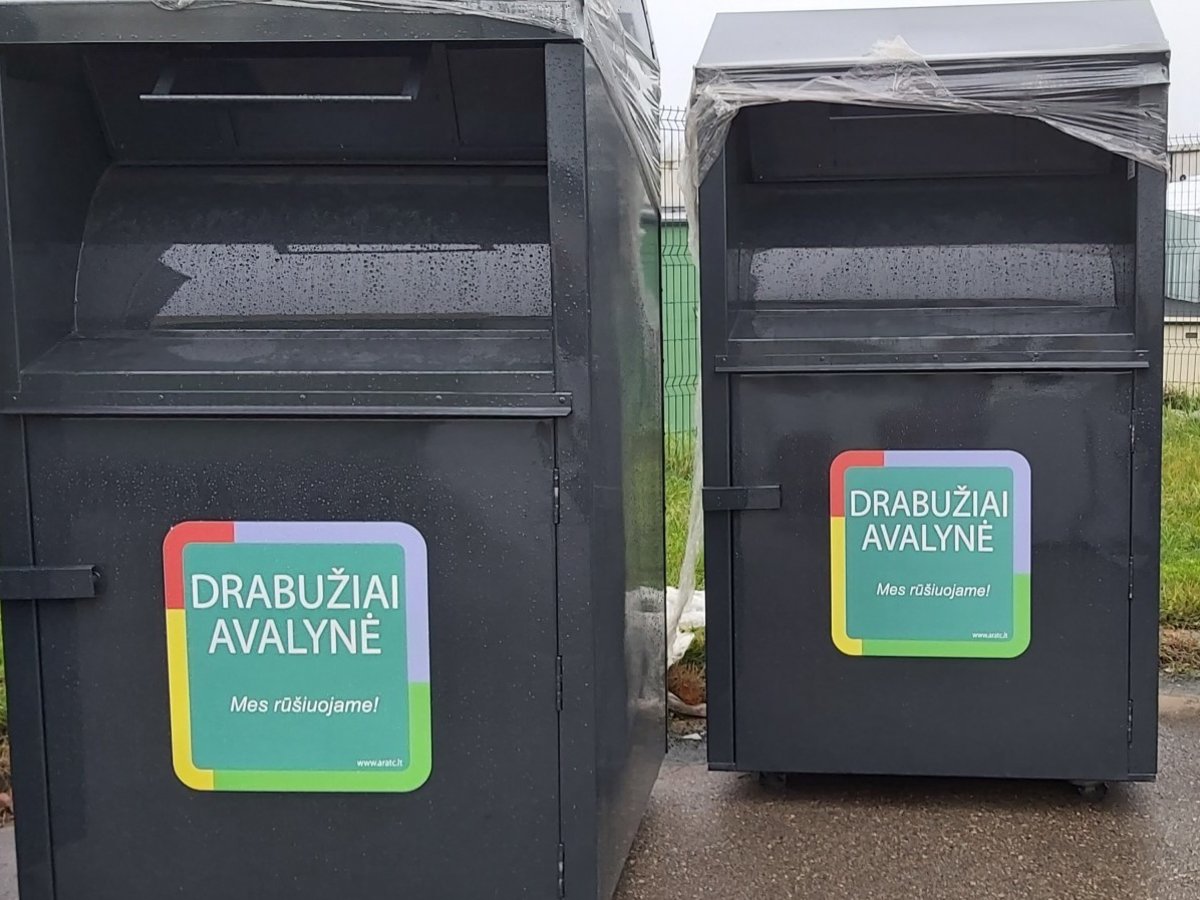 Bus statomi tekstilės atliekų konteineriai, skirti dar tinkamiems naudoti drabužiams ir avalynei...