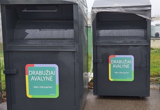 Bus statomi tekstilės atliekų konteineriai, skirti dar tinkamiems naudoti drabužiams ir avalynei...