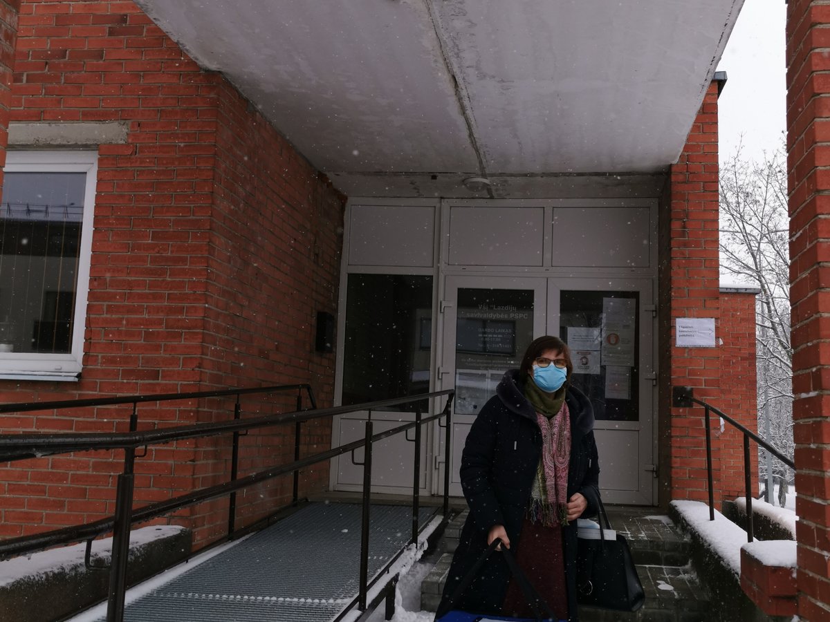 COVID-19 situacija: pandemija neslūgsta – susirgo dar 15 gyventojų.  Į Lazdijus šiandien parvežta...