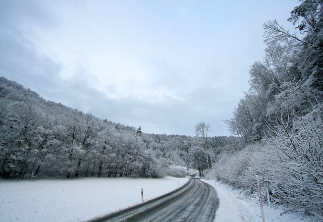 Nuo  ankstaus ryto pradėti valyti ir barstyti miestelių, gyvenviečių, kaimų keliai