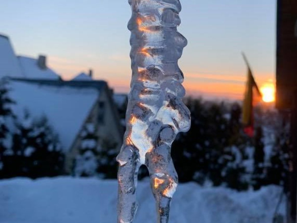 Pavojingieji varvekliai ir didelės sniego sankaupos ant stogų