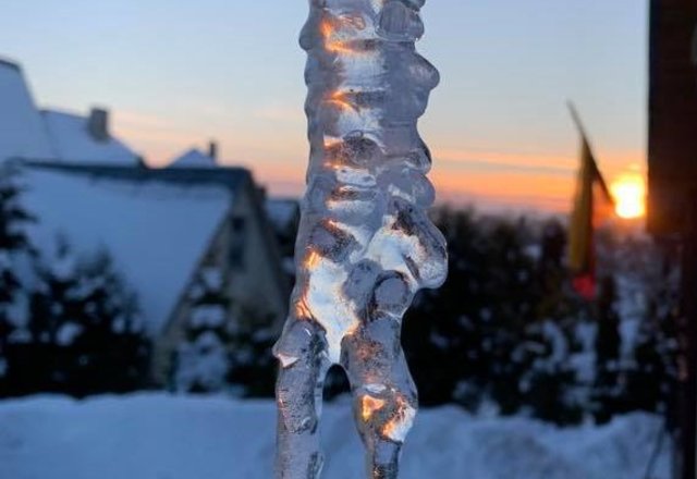 Pavojingieji varvekliai ir didelės sniego sankaupos ant stogų