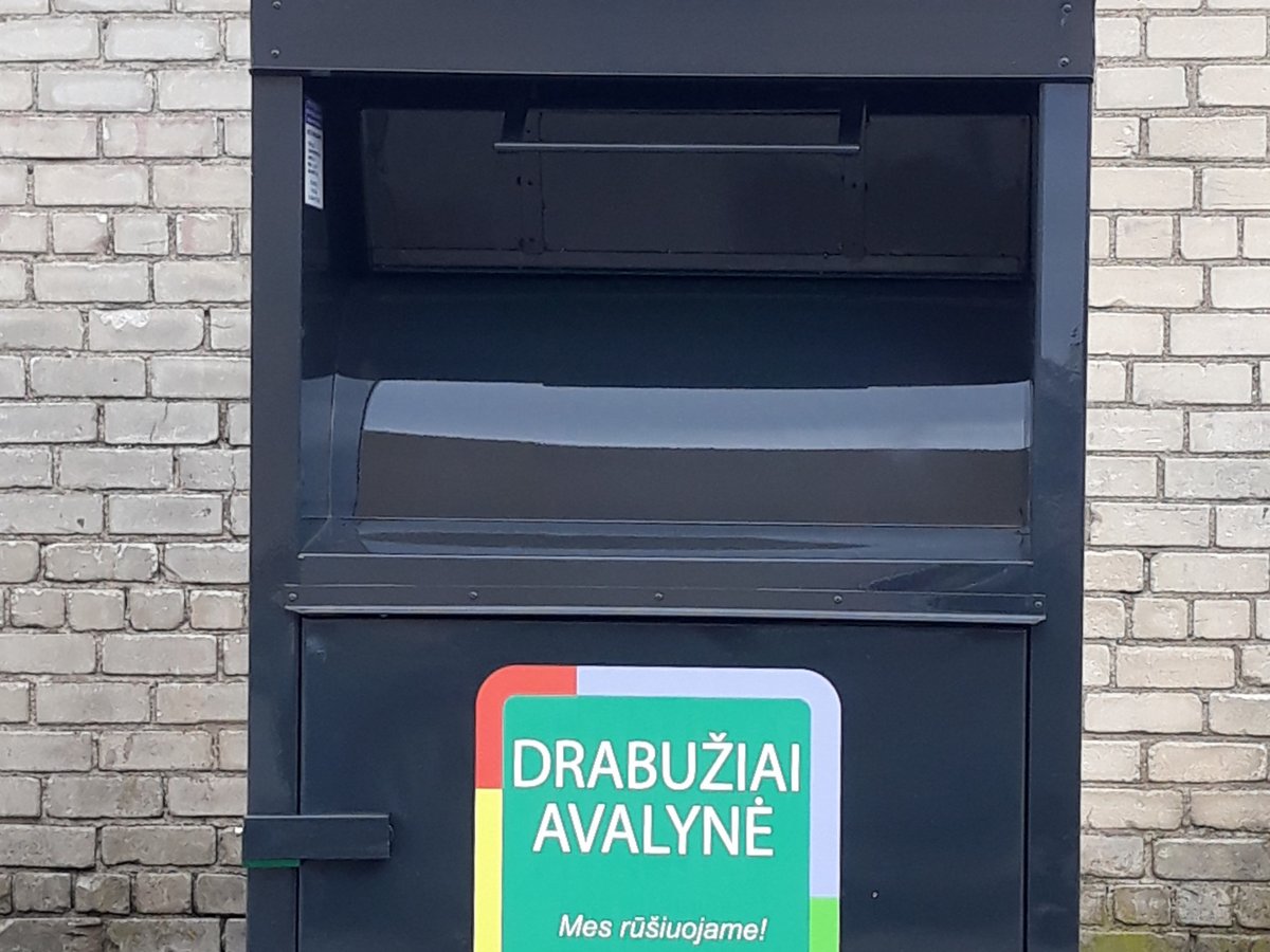 Lazdijuose jau yra tekstilės atliekų konteineriai: daiktams, kuriuos dar galima prikelti antram...