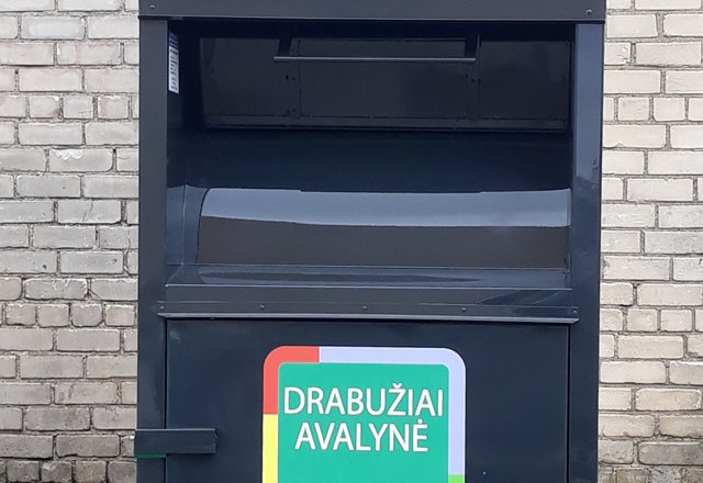 Lazdijuose jau yra tekstilės atliekų konteineriai: daiktams, kuriuos dar galima prikelti antram...