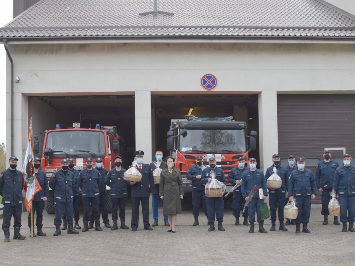 Savivaldybės merė A. Miškinienė pasveikino ugniagesius gelbėtojus