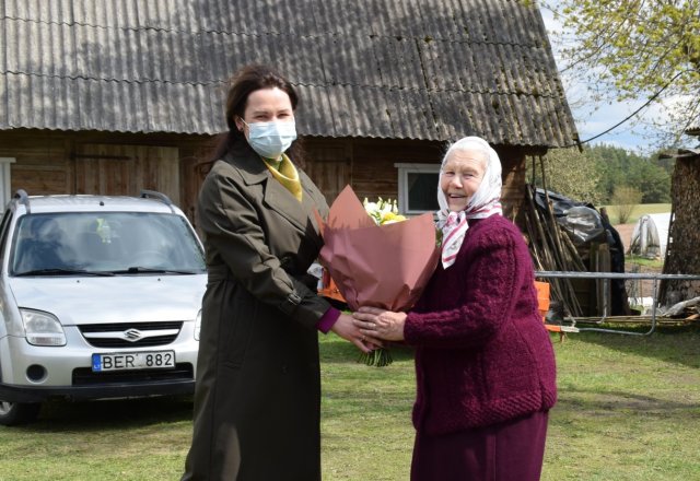Savivaldybės merė padėkojo šešis vaikus užauginusiai Valei Kočiūnienei