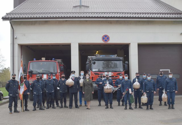 Savivaldybės merė A. Miškinienė pasveikino ugniagesius gelbėtojus