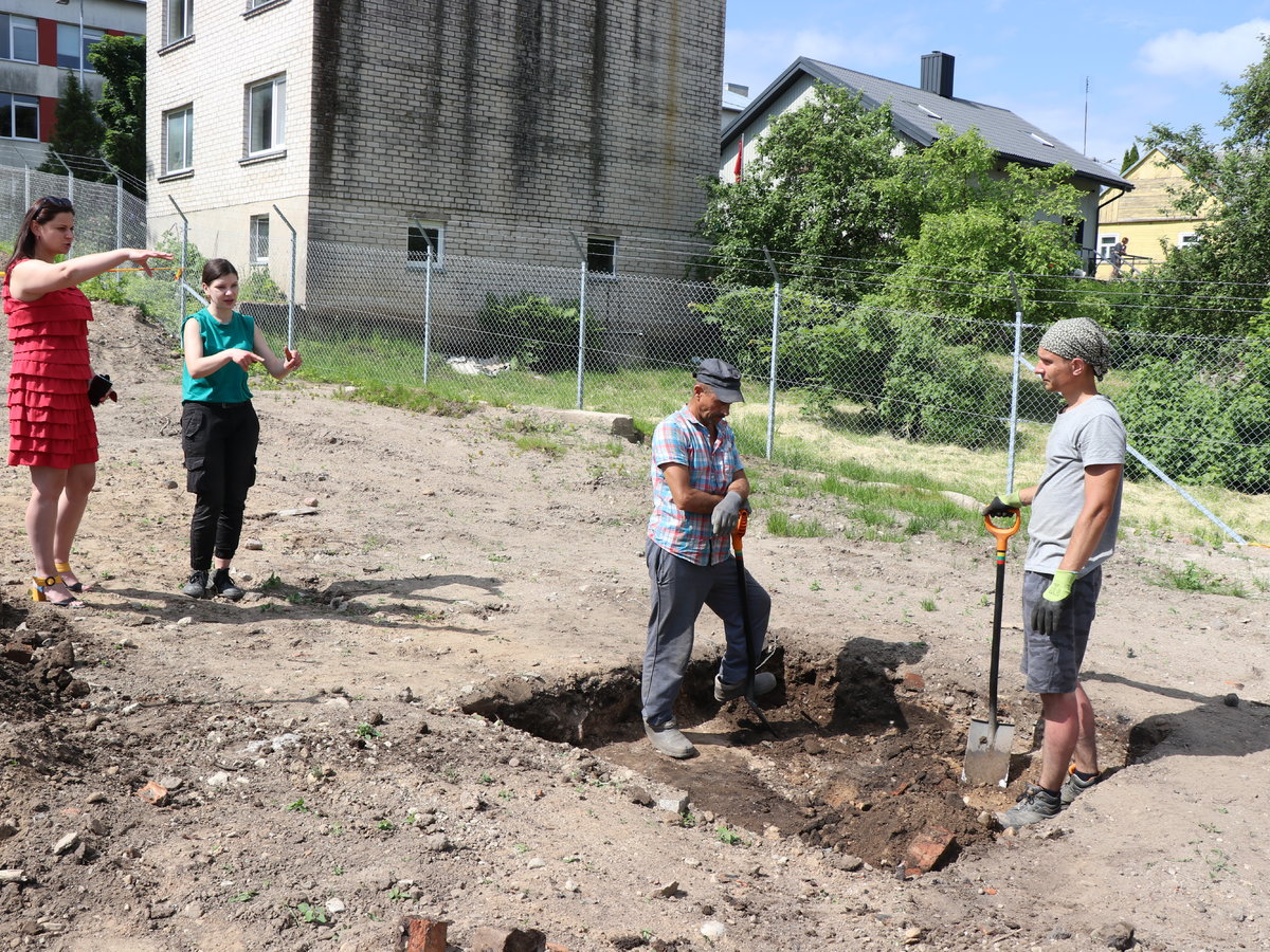 Laisvės kovų muziejaus kieme kasinėjimo darbus pradėjo archeologai