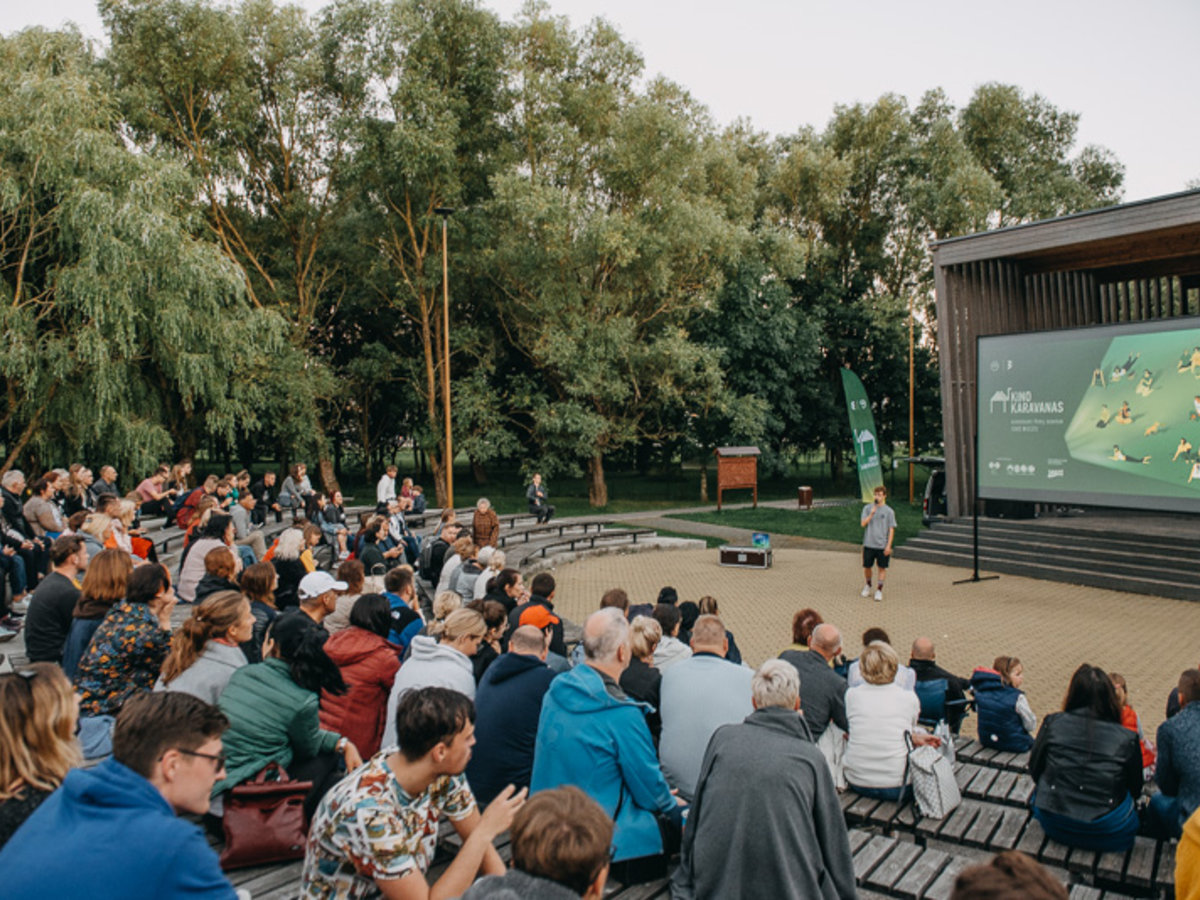 „Kino karavanas“ jau šiandien atvyksta į Lazdijus: nemokami kino seansai miesto parke