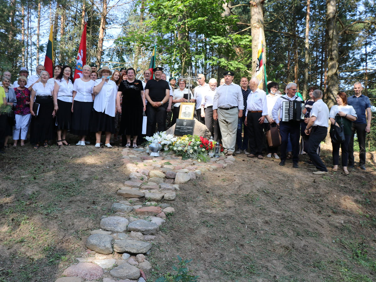 Lazdijų krašte iškilo paminklas Dzūkijos partizanui Pranui Ribinskui-Varguoliui