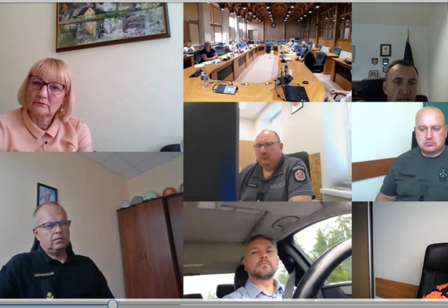 Dėl daugiau kaip 40 nelegalių migrantų, praėjusią naktų kirtusių valstybės sieną ties...