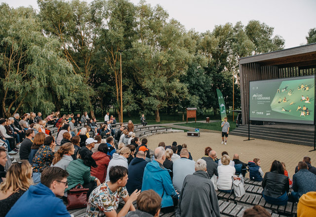 „Kino karavanas“ jau šiandien atvyksta į Lazdijus: nemokami kino seansai miesto parke
