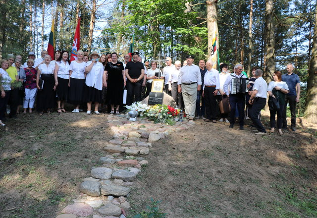 Lazdijų krašte iškilo paminklas Dzūkijos partizanui Pranui Ribinskui-Varguoliui