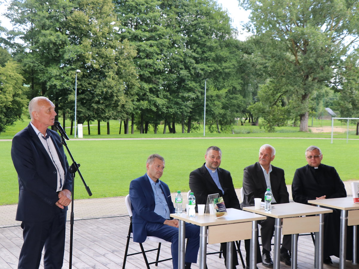 Lazdijų miesto parke vyko nuostabių knygų pristatymai