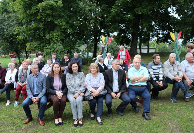 ,,Dzūkiškų obuolių“ šventės dalyviai išbandė laimę loterijoje, mokėsi velti vilną, rinko...