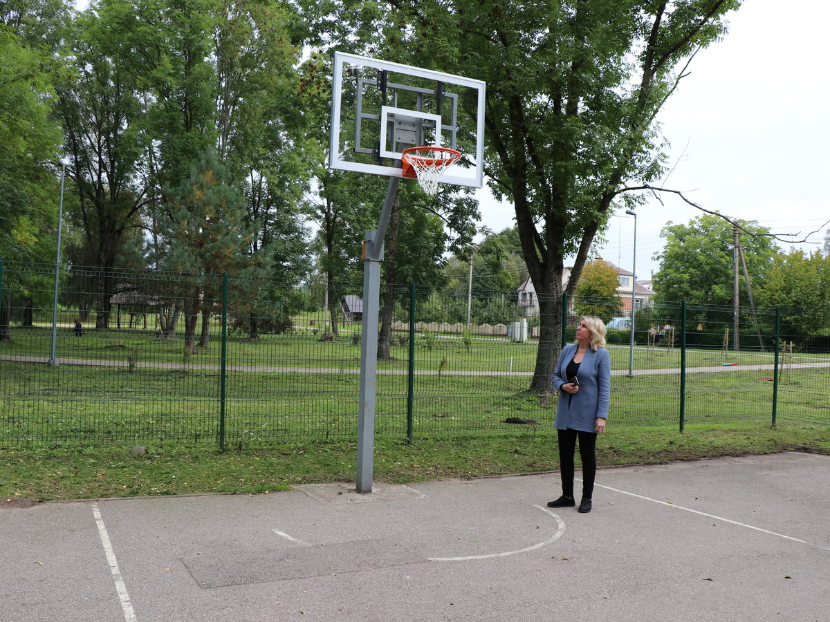 Lazdijų miesto parke įrengtos naujos krepšinio  lentos