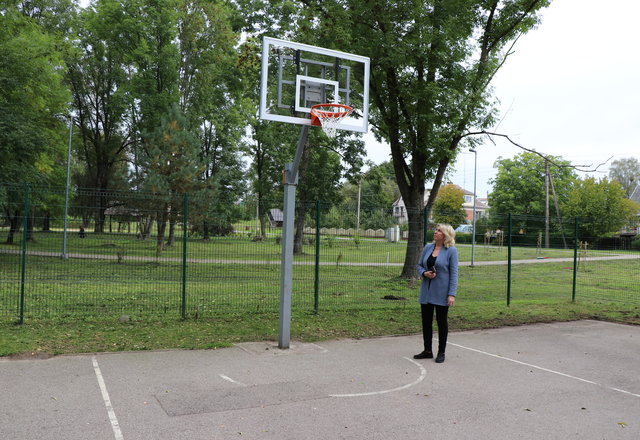 Lazdijų miesto parke įrengtos naujos krepšinio  lentos