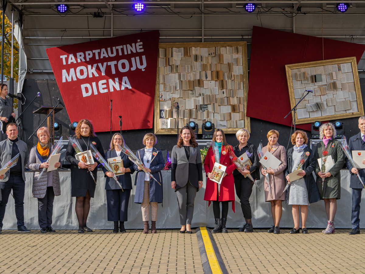 Ypatinga  Mokytojų dienos šventė Lazdijų Nepriklausomybės aikštėje: Metų mokytojo apdovanojimas,...
