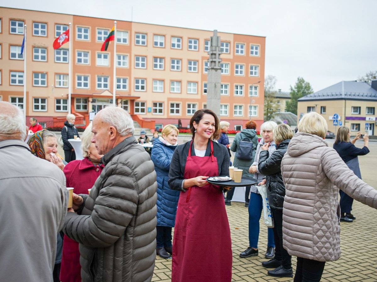 Rajono senjorams – ypatingas dėmesys: veikė jiems skirta kavinė, pyragais ir arbata vaišino merė...