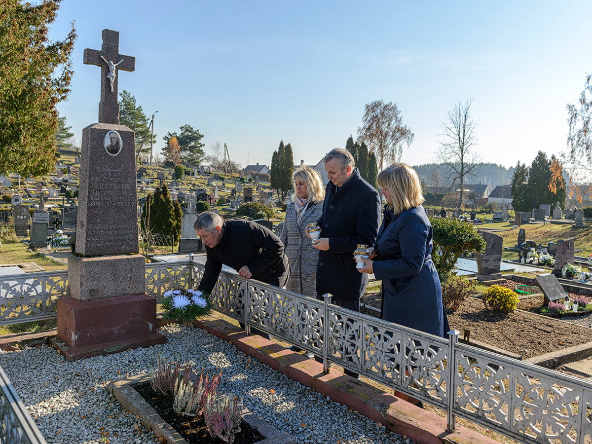 Rajono savivaldybės vadovai aplankė Lazdijų kraštui nusipelniusių bei žuvusių už Lietuvos laisvę...