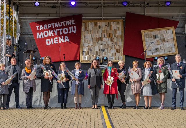 Ypatinga  Mokytojų dienos šventė Lazdijų Nepriklausomybės aikštėje: Metų mokytojo apdovanojimas,...