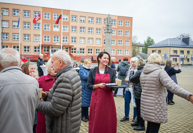 Rajono senjorams – ypatingas dėmesys: veikė jiems skirta kavinė, pyragais ir arbata vaišino merė...