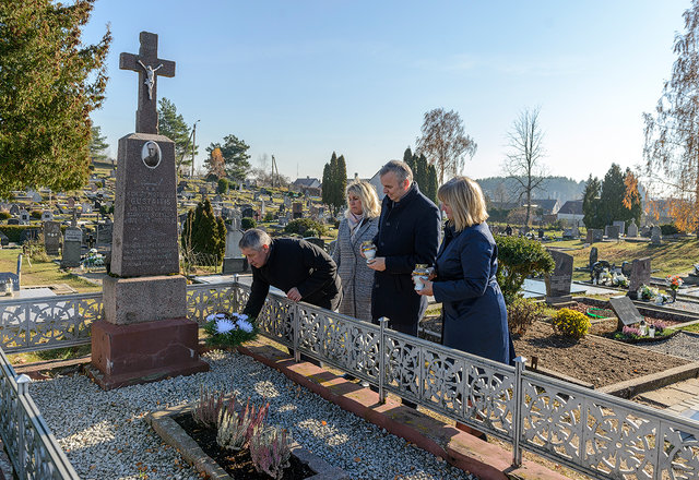 Rajono savivaldybės vadovai aplankė Lazdijų kraštui nusipelniusių bei žuvusių už Lietuvos laisvę...