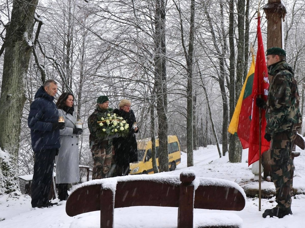 Lazdijų rajono savivaldybės  vadovai pagerbė Adolfo Ramanausko-Vanago atminimą