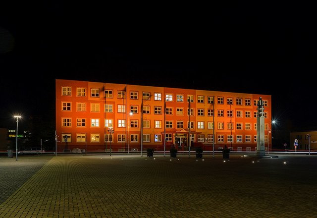 Tarptautinę kovos su smurtu prieš moteris dieną savivaldybės pastatas nušvito oranžine spalva