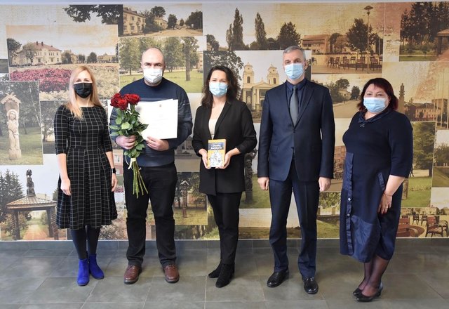Algimantui Mikelioniui savivaldybės merė A. Miškinienė įteikė 1000 eurų premiją