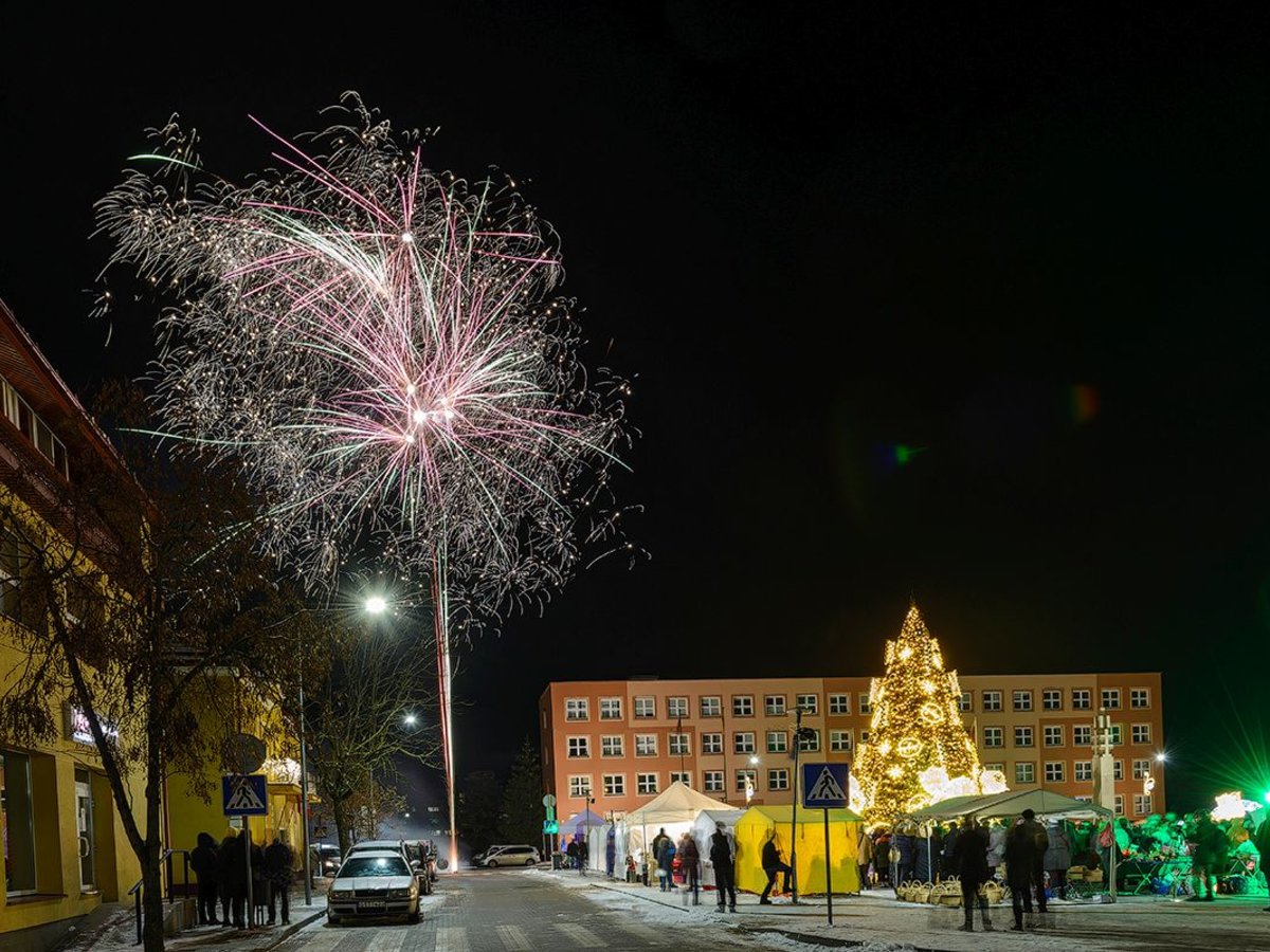 Nusėta riešutiniais papuošimais ir apgaubta fejerverkų skraiste šiandien Lazdijuose nušvito...
