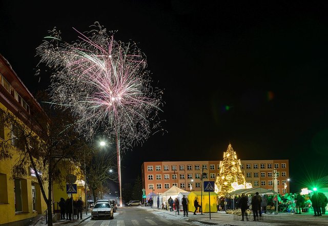 Nusėta riešutiniais papuošimais ir apgaubta fejerverkų skraiste šiandien Lazdijuose nušvito...