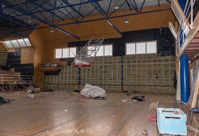 Ledai pajudėjo: avarinės būklės sporto centro pastatas pradedamas ardyti. Kas įsikurs jo vietoje...