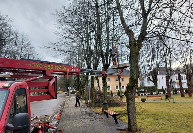 Veisiejai ruošiasi pavasariui – tvarko žaliąsias miesto erdves