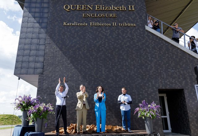 Lazdijuose esančio hipodromo tribūnai iškilmingai suteiktas Anglijos karalienės Elžbietos II vardas 