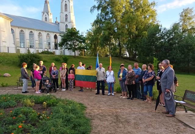 Lazdijų rajonas Karaliaus Mindaugo karūnavimo dieną vieningai skambėjo Tautiška giesme