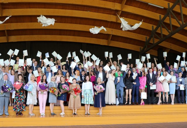 Vakar Lazdijų rajono abiturientams vyko brandos atestatų įteikimo šventės Lazdijuose ir Seirijuose