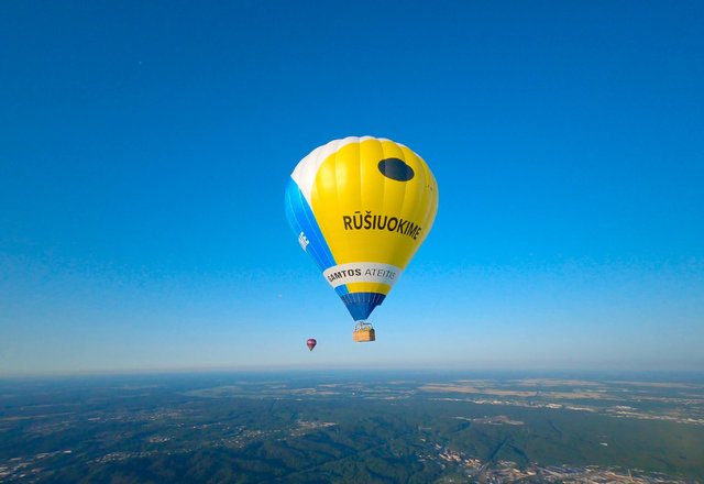 Žinutė iš dangaus: oro balionas siųs priminimą rūšiuoti plastiką ir kitas atliekas