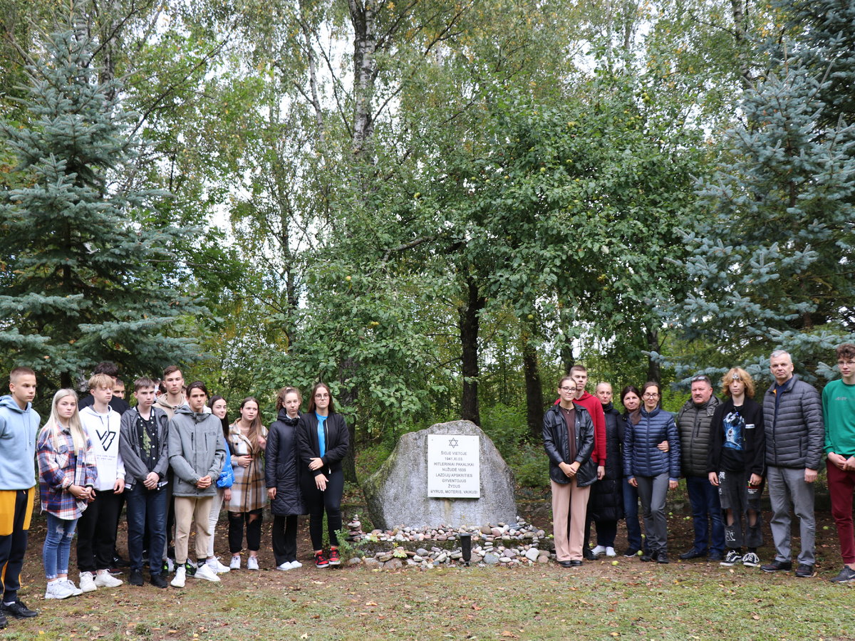 Lietuvos žydų genocido aukų atminimas Lazdijuose pagerbtas eitynėmis ir paroda