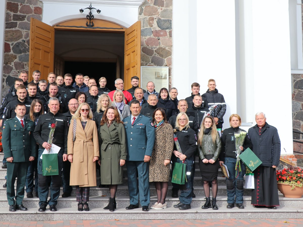Profesinės šventės proga iškilmingai pasveikinti Angelai sargai – policijos pareigūnai
