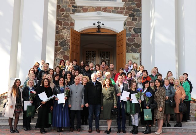 Profesinės šventės proga iškilmingai pasveikinti socialiniai darbuotojai 