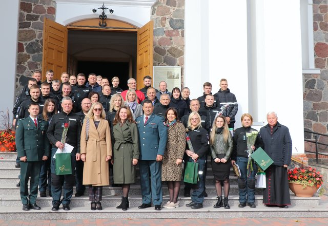 Profesinės šventės proga iškilmingai pasveikinti Angelai sargai – policijos pareigūnai