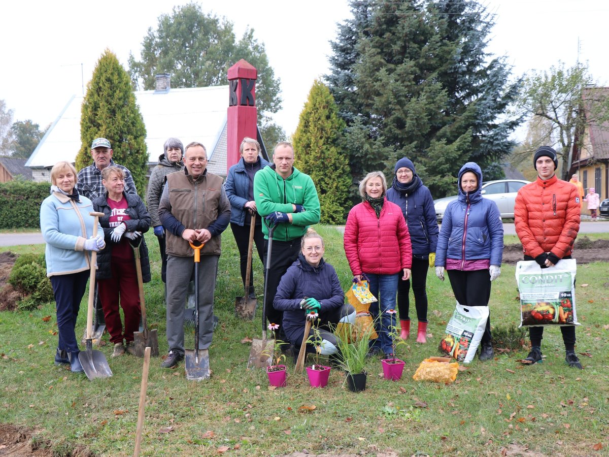 Projektas Kapčiamiestyje: erdvių apželdinimas, bendruomenei reikalingų baldų įsigijimas 