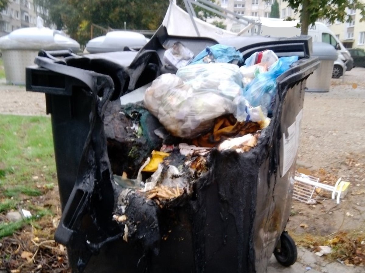 Padėkite! Dega konteineriai...Tai nepilkite į juos karštų pelenų!