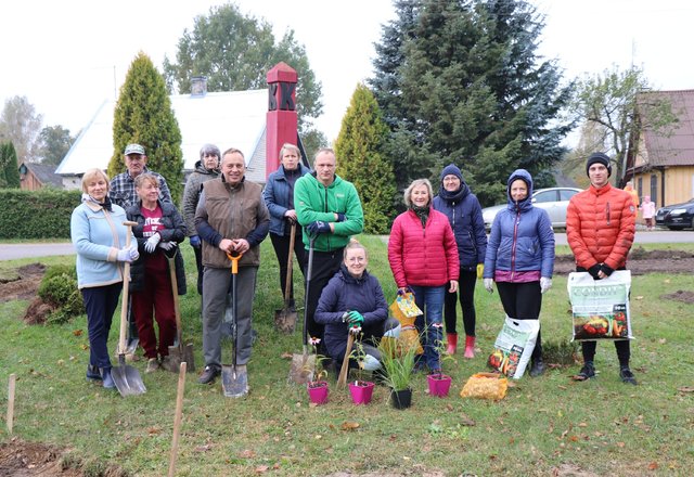 Projektas Kapčiamiestyje: erdvių apželdinimas, bendruomenei reikalingų baldų įsigijimas 