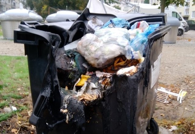 Padėkite! Dega konteineriai...Tai nepilkite į juos karštų pelenų!